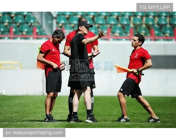 拉人犯规的判罚标准及裁判执法重点解析